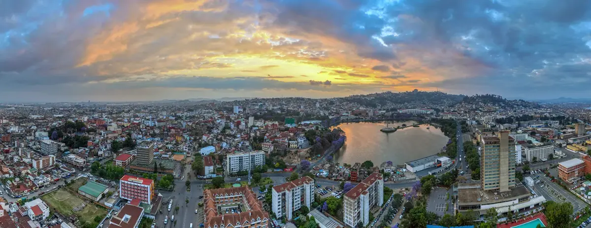 Panorama d’Antananarivo et du lac Anosy au coucher du soleil